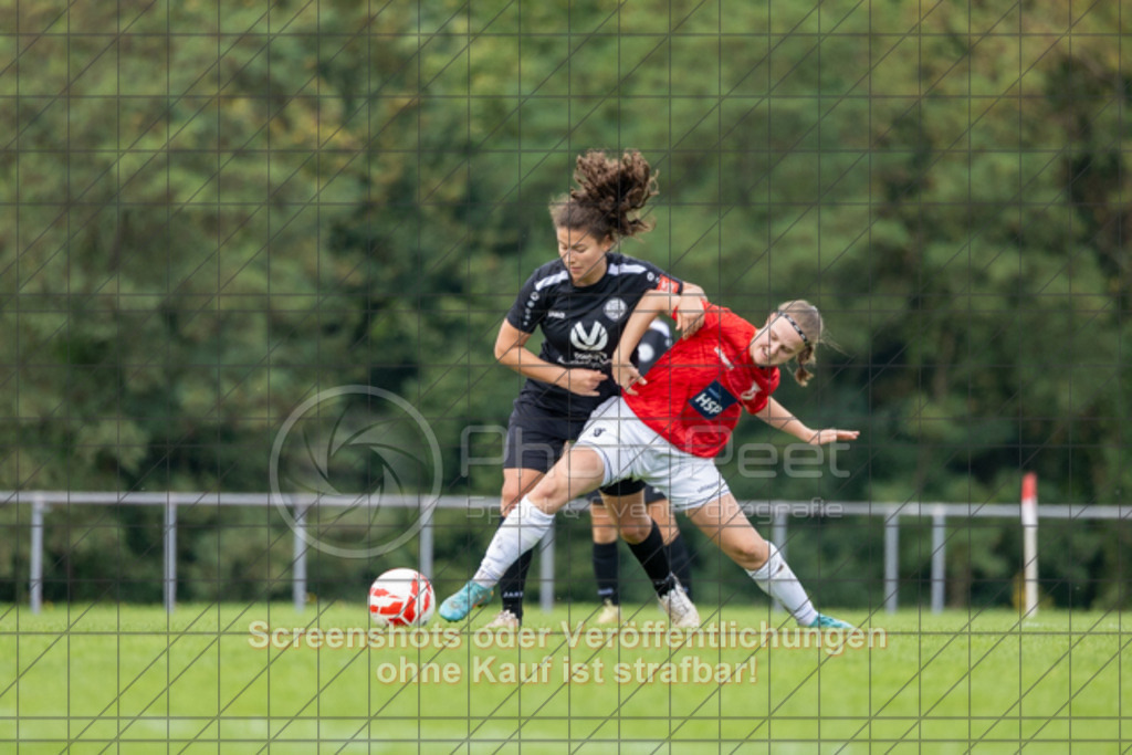 20250928_142533_0502 | Cesarina Reiser (1.FC Donzdorf #06) 1.FC Donzdorf (schwarz) vs. TV Derendingen (rot), Fussball, Frauen-Verbandsliga Württemberg, 03. Spieltag, Saison 2025/2026, Rasenplatz Lautertal Stadion, Süßener Straße 16, 73072 Donzdorf, 28.09.2025 - 13:00 Uhr,Foto: PhotoPeet-Sportfotografie/Peter Harich