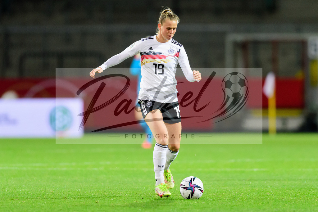 GERTUR20211126_174 | Fussball, Frauen: Klara Buehl (Germany) in Aktion, am Ball, Einzelaktion bei dem Spiel der WM-Qualifikation zwischen Deutschland und Tuerkei im Eintracht-Stadion am 26.11.2021 in Braunschweig, Deutschland. - Realisiert mit Pictrs.com