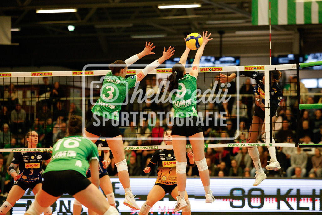 Volleyball I Frauen I Saison 2025-2026 I Bundesliga I 17. Spieltag I USC Münster - VfB Suhl LOTTO Thüringen I 07.02.2026-53 | Lara Nagels (3, VfB Suhl LOTTO Thüringen) Lena Schultze (16, USC Münster) Esther Spöler (3, USC Münster) Emilia Jordan (9, USC Münster) - Realisiert mit Pictrs.com