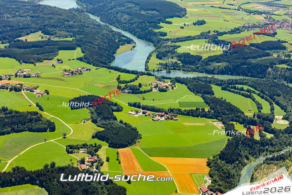 Aktuelles Luftbild von Aich Peiting - Die Luftaufnahme wurde 2022 mittels UL-Flugzeug erstellt ( keine Drohne ) - hochauflösende Kamera-Systeme von  Canon -Beste Qualität - Für grossformatige Ausdrucke geeignet. Die Geschenkidee !