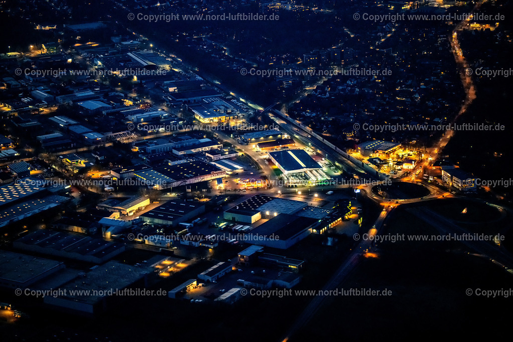 Stade_Süd_Kaisereichen_Nachtaufnahme_ELS_5539060325 | STADE 06.03.2025 Nacht- Lichter und Beleuchtung Verkehrsführung des Kreisverkehr und Straßenverlauf A26 / B73 Kaisereichen im Ortsteil Ottenbeck in Stade im Bundesland Niedersachsen, Deutschland. // Night lighting traffic management of the roundabout road A26 / B73 Kaisereichen in the district Ottenbeck in Stade in the state Lower Saxony, Germany. Foto: Martin Elsen