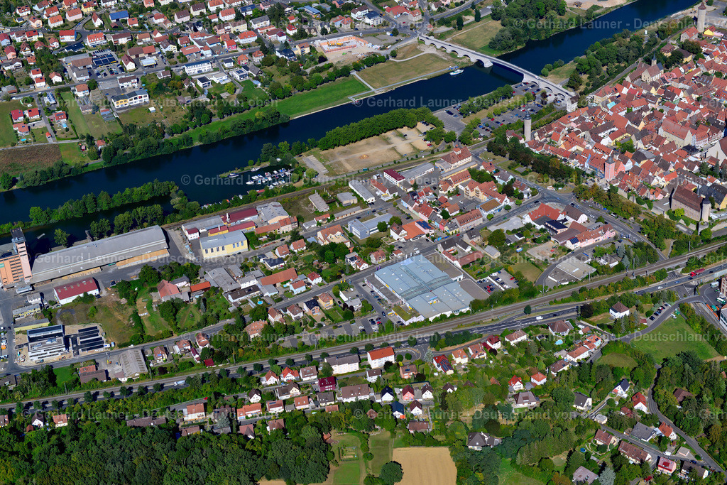 3650372 | Ochsenfurt 31.08.2016 Wohngebiet - Mischbebauung der Mehr- und Einfamilienhaussiedlung  in Ochsenfurt im Bundesland Bayern, Deutschland // Residential area - mixed development of a multi-family housing estate and single-family housing estate  in Ochsenfurt in the state Bavaria, Germany Foto: Gerhard Launer