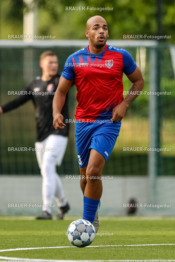 1_KFCWAT_20250723_0138.JPG -  - KFC Uerdingen - SG Wattenscheid 09 - Testspiel | Krefeld, Deutschland, 23.07.25: Anthony Oscasindas (KFC Uerdingen) in Aktion, am Ball, Einzelaktion waehrend des Testspiel Spiels zwischen KFC Uerdingen - SG Wattenscheid 09 in der Covestro Sportpark am 23. July 2025 in Krefeld, Deutschland. (Foto von Stefan Brauer/Brauer-Fotoagentur)