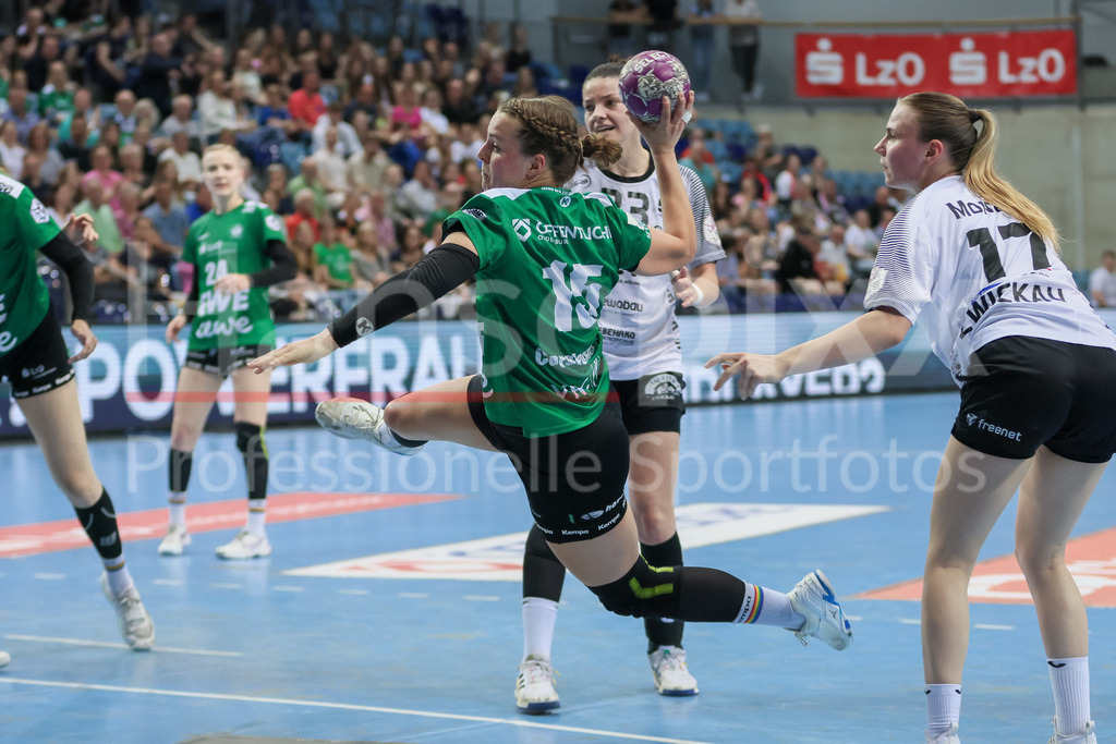 Handball, Bundesliga Frauen, VfL Oldenburg - BSV Sachsen Zwickau | v.li.: Merle Carstensen (VfL Oldenburg, 15) beim Wurf, am Ball, Spielszene, Aktion, Action