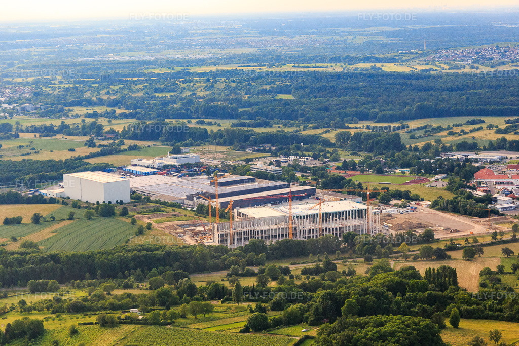 Luftbild: Industriegebiet Industriestraße mit Winkels Getränke Logistik GmbH Östringen und Baustelle für Bader Versand Zentrum Östringen in Östringen im Bundesland Baden-Württemberg in Deutschland.Foto: IMG_089357.jpg vom 10.06.2016 durch Werner Riehm/FLY-FOTO.deWinkels Getr\xc3\xa4nke Logistik GmbH - Logistik- LeistungsspektrumIhr Versandhaus für Qualität: Top-Produkte online bestellen! | BADER