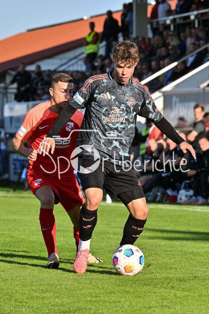 SpVgg Hankofen-Hailing - FC Bayern Amateure | im Duell Daniel RABANTER (Spvgg #11) und Maximilian WAGNER (FC Bayern München II #9) / Zweikampf