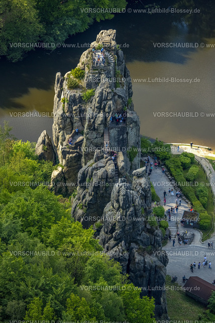 Horn-BadMeinberg240505942Externsteine | Luftbild, Externsteine, historische Sehenswürdigkeit im NSG Naturschutzgebiet, markante Felsformation mit Besucher Plattform und Treppenaufgang, Oberer See mit Fluss Wiembecke und  Liegewiese mit Besuchern, Teutoburger Wald, Holzhausen-Externsteine, Horn-Bad Meinberg, Ostwestfalen, Nordrhein-Westfalen, Deutschland
