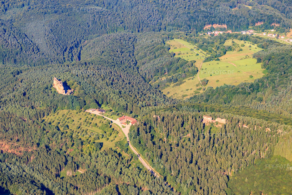 Luftbild: Lembach, Burg Fleckenstein in Lembach im Bundesland Bas-Rhin in Frankreich. – Foto: IMG_31066.jpg vom 07.08.2010 durch Werner Riehm/FLY-FOTO.de – Auflösung des Originals: 4439 x 2959 px