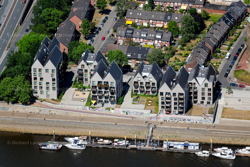 4029648 | BREMEN 01.06.2020 Wohngebiet der Mehrfamilienhaussiedlung am Rand der Altstadt am Ufer des Fluss Weser mit Marina Bremen - Landesverband Motorbootsport Bremen e.V. in Bremen, Deutschland. // Residential area of the multi-family house settlement am Rand of Altstadt on Ufer of Fluss Weser with Marina Bremen - Landesverband Motorbootsport Bremen e.V. in Bremen, Germany. Foto: Gerhard Launer