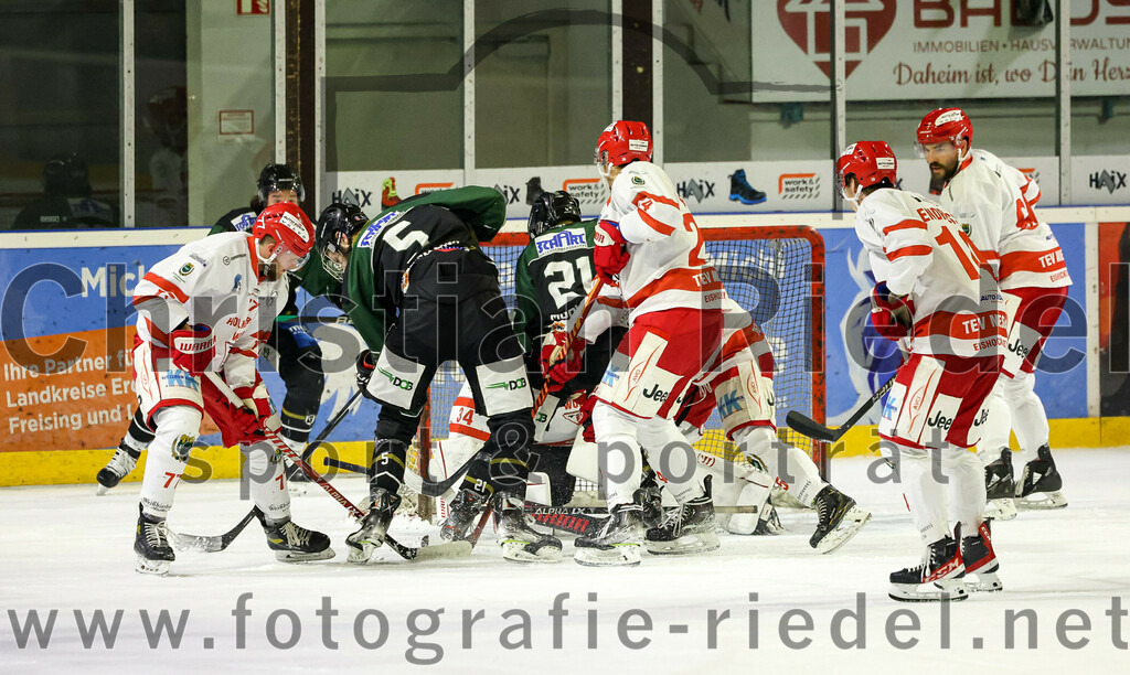 2023-03-19_061_TSV_Erding_gegen_TEV_Miesbach | Erding, Deutschland, 19.03.2023:
Eishockey, Bayernliga Playoffs 2022 / 2023, Halbfinale, TSV Erding gegen TEV Miesbach, Endergebnis: 

Benedikt Pölt (TEV Miesbach, #77), Florian Zimmermann (Erding Gladiators, #5), Erik Modlmayr (Erding Gladiators, #21), Stefano Rizzo (TEV Miesbach, #24)

Foto: Christian Riedel / fotografie-riedel.net