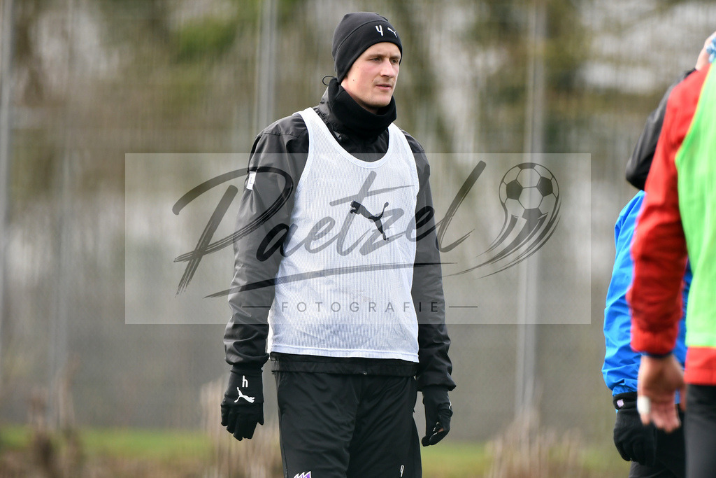 20200302_TRAOSN_0068 | Fussball, Herren: Lukas Gugganig (VfL Osnabrueck) schaut waehrend der Trainingseinheit des VfL Osnabrueck im Sportpark Illoshoehe am 02.03.2020 in Osnabrueck, Deutschland. - Realisiert mit Pictrs.com