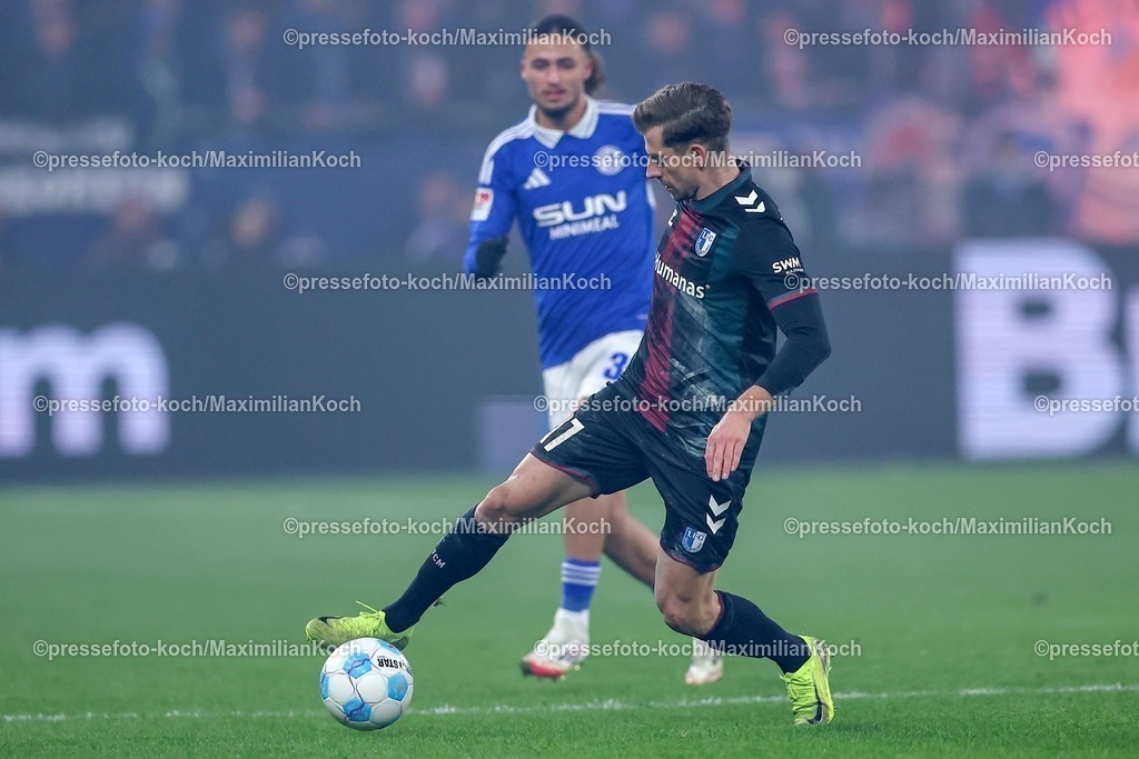 S0401022501019 | 01.02.2025, Fußball, FC Schalke 04 - 1. FC Magdeburg, 2.. Fußball Bundesliga, 20. Spieltag, Veltins-Arena Gelsenkirchen, Saison 2024 2025: Alexander Nollenberger (1.FC Magdeburg #17)DFB regulations prohibit any use of photographs as image sequences and or quasi-video.