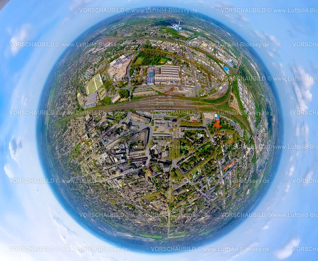 Oberhausen240490082HauptbahnhofMitte | Luftbild, Hauptbahnhof Oberhausen Hbf Bahnhofsgebäude am Willy-Brabdt-Platz, Bahnsteige und Bahngleise, Gewerbegebiet Buschhausener Straße mit Altenberger Park, hinten das Entsorgungsunternehmen GMVA Niederrhein GmbH, Wohngebiet Wohnen und Leben, Innenstadt, Oberhausen, Rheinland, Ruhrgebiet, Nordrhein-Westfalen, Deutschland