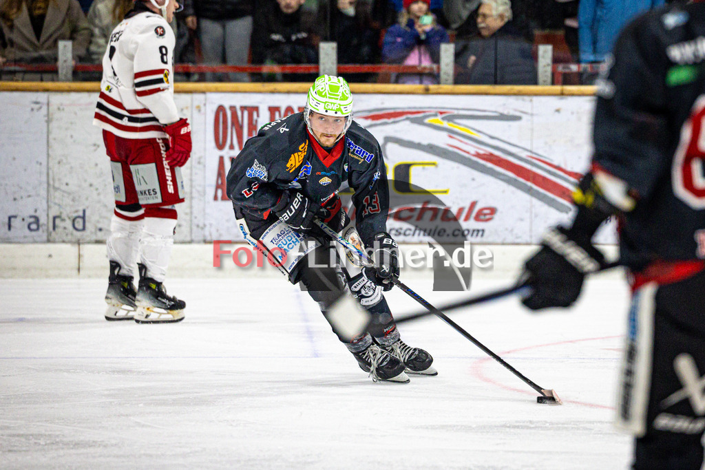Peißenberg MINERS gegen EHC Klostersee | Eishockey Bayernliga 2025/26 Vorrunde 12. Spieltag, Peißenberg MINERS gegen EHC Klostersee, 20251116,Weiland PARRISH (MINERS 13) in Aktion,2025-11-16 in Peißenberg (flatbuy Arena Peißenberg), Weiland PARRISH (MINERS 13)Copyright: WolfgangxLindner www.foto-lindner.de