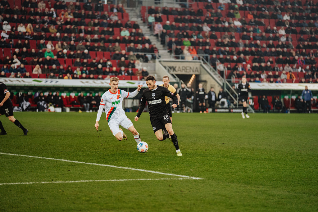 FCS01710 | Der offizielle Shop für FC St. Pauli Fotos. Wähle aus Spielszenen & Fanmomenten dein FCSP Wunschformat. Wir liefern Millerntor-Atmosphäre.
