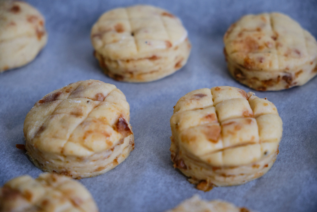 ungebackene Grammelpogatscherl auf dem Backblech | Wien, Austria - February 03, 2025: ungebackene Grammelpogatscherl auf dem Backblech. - Realisiert mit Pictrs.com