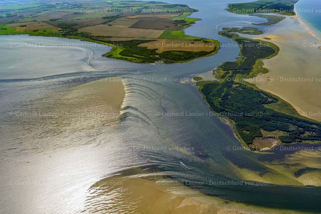 3638058 | Barhöfter Rinne, KLAUSDORF 25.08.2016 Sandbank- Landfläche durch Strömungen unter der Meeres- Wasseroberfläche der Ostsee an der Straße Boddenweg in Klausdorf im Bundesland Mecklenburg-Vorpommern, Deutschland. // Sandbank- land area by flow under the sea water surface of Baltic Sea on street Boddenweg in Klausdorf in the state Mecklenburg - Western Pomerania, Germany. Foto: Gerhard Launer