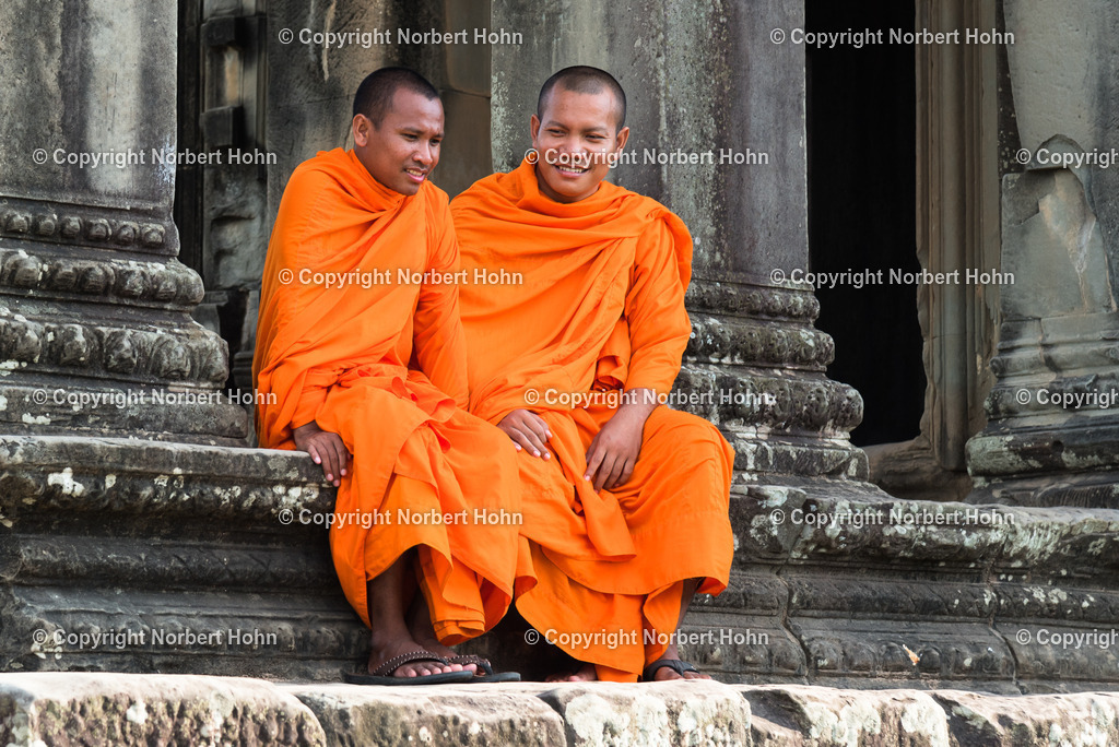 KAM_3241 | Moenche auf den Stufen des Tempels Angkor Wat in Kambodscha. - Realisiert mit Pictrs.com