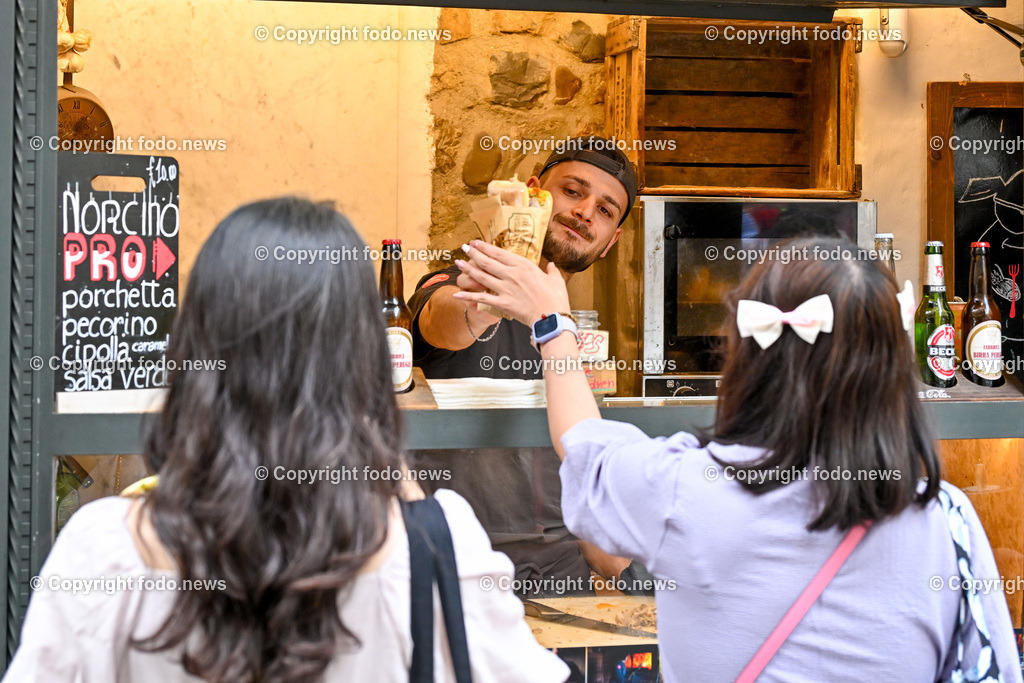 Italien_ Toscana_ Florenz_ 30.05.2024-143 | 30.05.2024, Italien, ITA, Toskana, Florenz im Bild Stadtansichten, Gebäude, Architektur, Touristen, Historisch, Souvenir, Altstadt, Museum, Statuen, Skulpturen, Piazza della Signoria, Statue David, Palazzo Vecchio, Neptunbrunnen, Piazza della Repubblica, Ponte Vecchio, Brücke, Uffizien, Kathedrale Santa Maria del Fiore, Arno, Fluß


Florenz, Firenze, ist eine italienische Großstadt. Nach Einwohnern ist sie die achtgrößte Stadt Italiens. Florenz ist die Hauptstadt sowie größte Stadt der Region Toskana und der Metropolitanstadt Florenz, in der etwa eine Million Menschen leben. Florenz ist für seine Geschichte berühmt. Leonardo da Vinci verbrachte große Teile seiner Jugend in Florenz, Michelangelo fand Unterschlupf in der Kirche der Medici, Galileo Galilei wohnte als Hofmathematiker in den Palästen der Medici. Von 1865 bis 1871 war die Stadt die Hauptstadt des neu gegründeten Königreichs Italien. Das historische Zentrum von Florenz zieht Jahr für Jahr Millionen von Touristen an. Die historische Innenstadt wurde von der UNESCO im Jahre 1982 zum Weltkulturerbe erklärt. 
Quelle: Wikipedia
