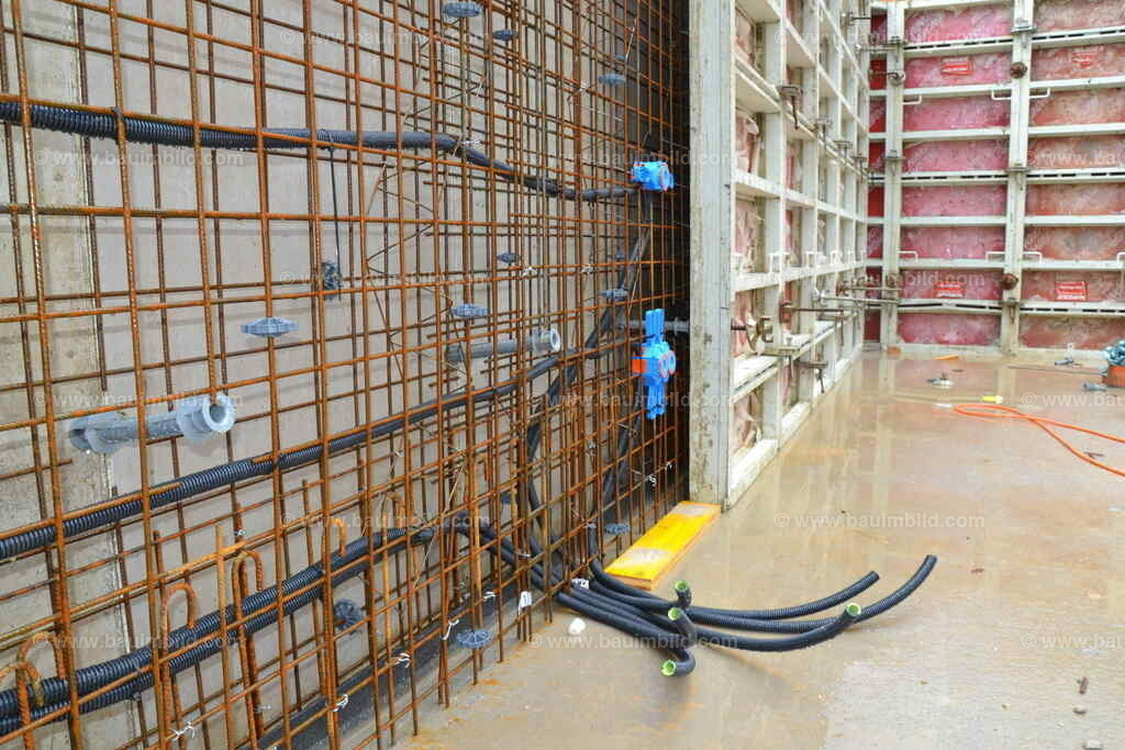 Elektro-Leerrohre Betonwand | Wandschalung mit Alu-Schalungssystem, Wandbewehrung und Einbauteilen für Elektroinstallation