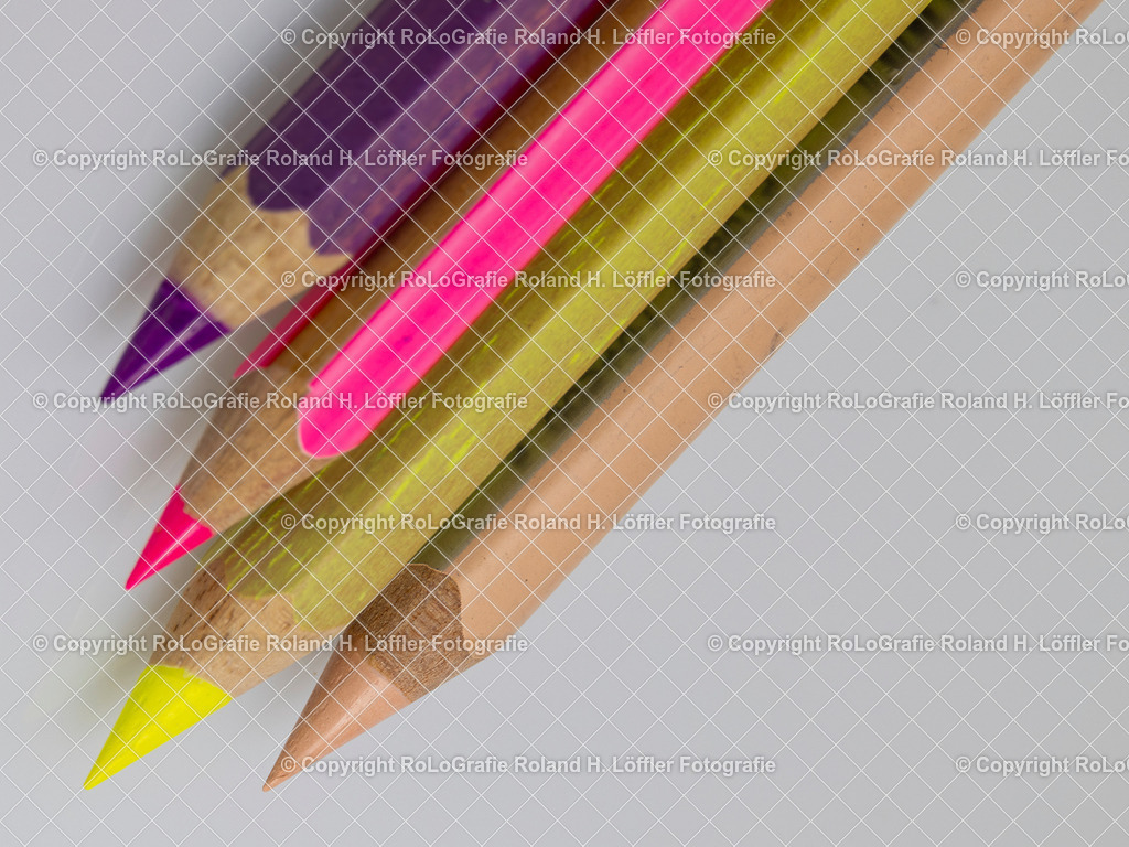 20240530_Taschenuhr-3 | Buntstifte in einer Reihe, im Paket, einzeln bunt und farbig - Realisiert mit Pictrs.com