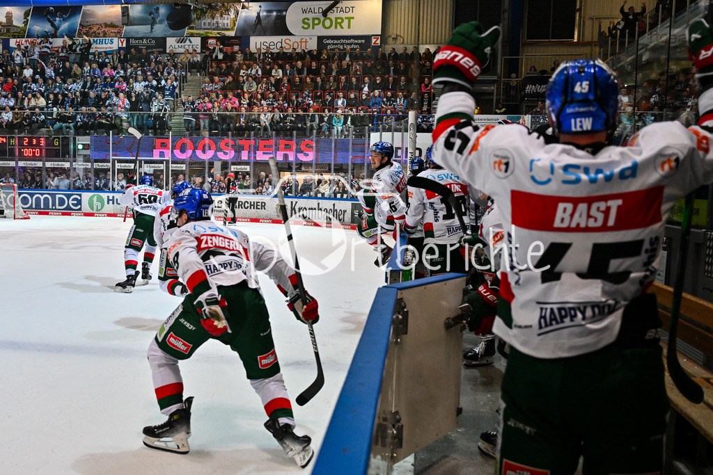 Iserlohn Roosters - Augsburger Panther | Die Augsburger Panther feuen sich ueber den Nichtabstieg in Iserlohn / Abstieg / Absteiger / DEL: Iserlohn Roosters - Augsburger Panther, Eissporthalle Iserlohn am 07.03.2025