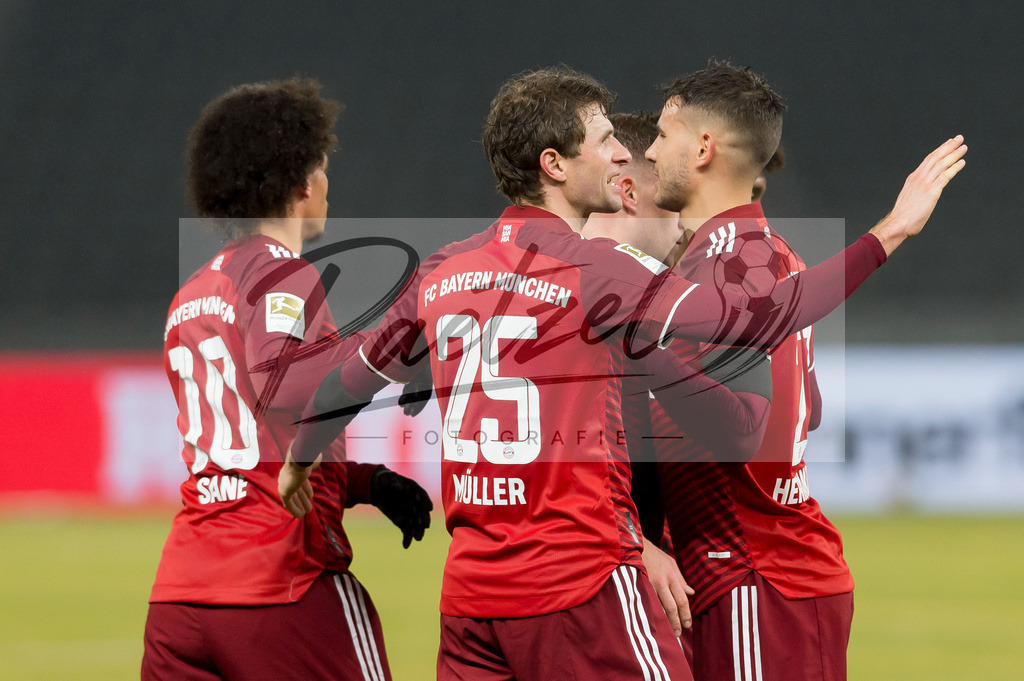 BSCFCB20220123_114 | Fussball, Herren: Thomas Mueller (FC Bayern Muenchen) Torjubel, jubelt mit seiner Mannschaft nach dem Treffer zum 0:2 bei dem Spiel der 1. Bundesliga zwischen Hertha BSC und FC Bayern Muenchen im Olypiastadion am 23.01.2022 in Berlin, Deutschland.DFB / DFL REGULATIONS PROHIBIT ANY USE OF PHOTOGRAPHS AS IMAGE SEQUENCES AND/OR QUASI-VIDEO. - Realisiert mit Pictrs.com