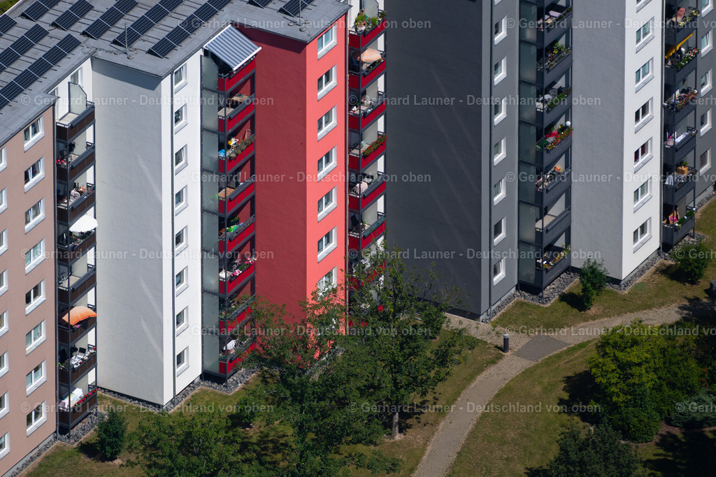 4035978 | BRAUNSCHWEIG 31.07.2020 Hochhäuser im Wohngebiet einer industriell gefertigten Plattenbau- Siedlung an der Recknitzstraße im Ortsteil Weststadt in Braunschweig im Bundesland Niedersachsen, Deutschland. // Skyscrapers in the residential area of industrially manufactured settlement on street Recknitzstrasse in the district Weststadt in Brunswick in the state Lower Saxony, Germany. Foto: Gerhard Launer