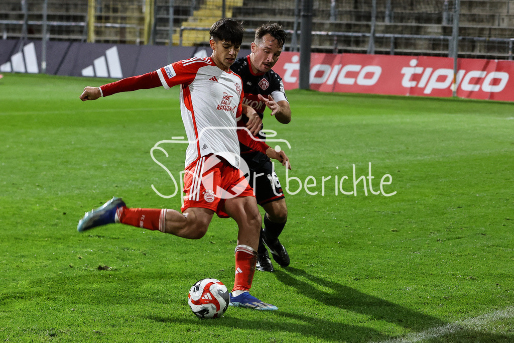 FC Bayern Amateure - FC Wuerzburger Kickers | Salih SEN (FCB #15) im Duell mit Peter KURZWEG (FWK #16) / Zweikampf