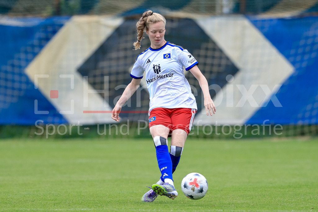 Fussball, Testspiel Frauen, Hamburger SV - Odense BK | Jaqueline Dönges (Hamburger SV, HSV, 21) am Ball, Freisteller, Einzelbild, Ganzkörper, Aktion, Action, Spielszene