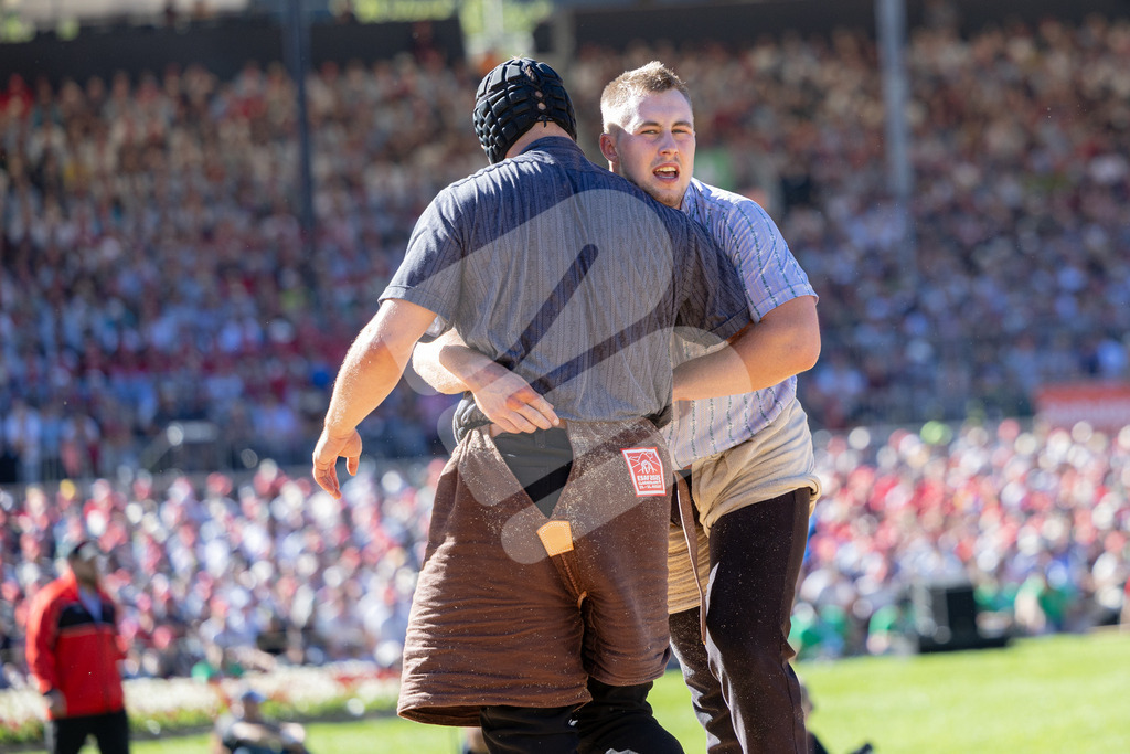 ESAF2025_08Gang_7003 | Die Schwinger des Schwyzer Kantonalen Schwingerverbandes: Fotos, die Dynamik und Leidenschaft festhalten, sowie emotionale Momente aus dem traditionellen Schwingsport zeigen. - Realisiert mit Pictrs.com