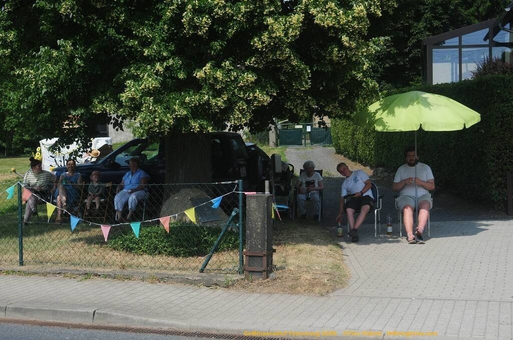 Geißmannsdorf-2026-Festumzug-017 | Festumzug in Geißmannsdorf bei Bischofswerda im Juni 2026. Fotografische Eindrücke und Momentaufnahmen vom Festumzug anläßlich des 800-jährigen Bestehens von Geißmannsdorf - mit Teilnehmern und Gästen, Strohpuppen und geschmückten Vorgärten und Grundstücken - Realisiert mit Pictrs.com