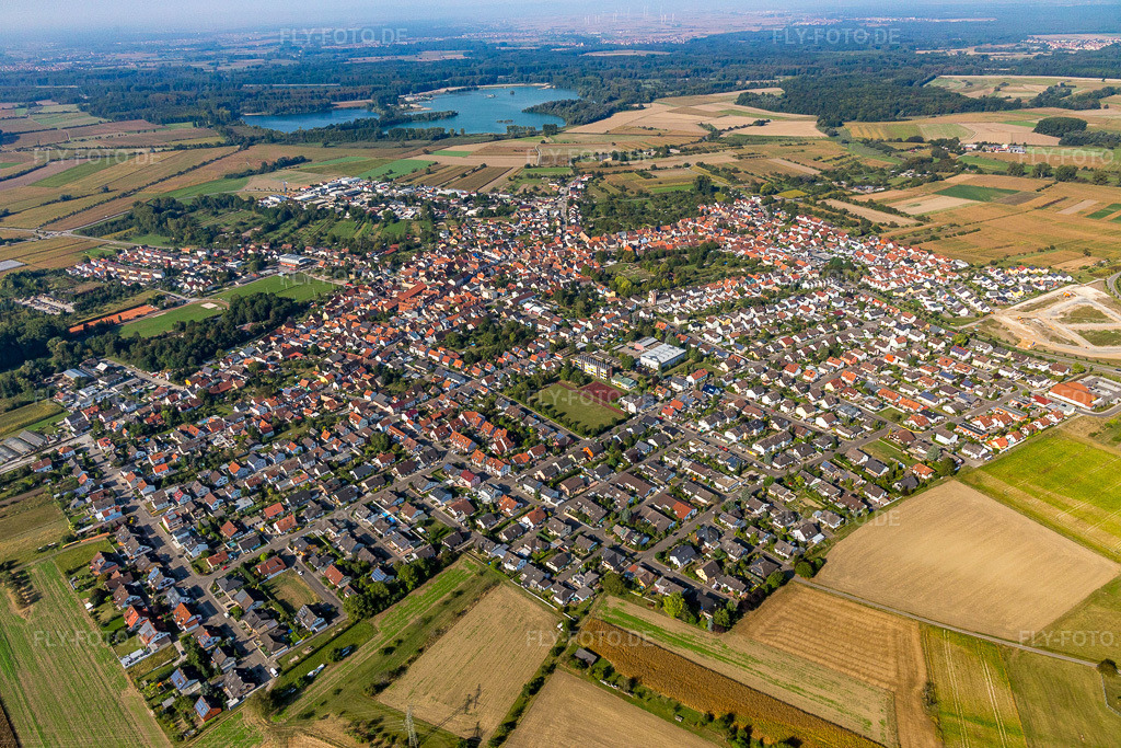 Luftbild: Ortsansicht von Osten im Ortsteil Liedolsheim in Dettenheim im Bundesland Baden-Württemberg in Deutschland. Foto: IMG_094852.jpg vom 24.09.2016 durch Werner Riehm/FLY-FOTO.de