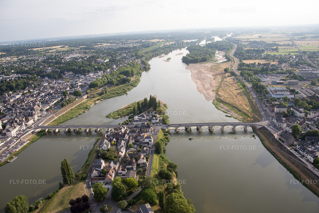 Luftbild: Insel am Ufer des Flußverlaufes der Loire in Amboise im Bundesland Indre-et-Loire in Frankreich. Foto: IMG_082371.jpg vom 20.06.2015 durch Werner Riehm/FLY-FOTO.de