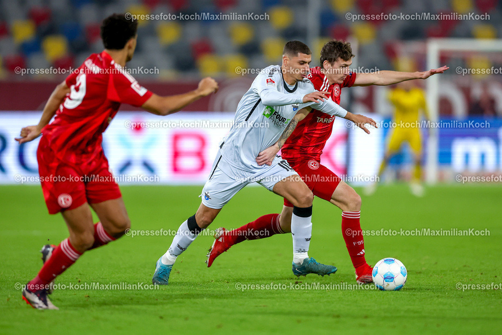 Due09112401014 | 09.11.2024, Fußball, Fortuna Düsseldorf - SC Paderborn 07, 2. Bundesliga, Merkur Spiel-Arena, Saison 2024 2025: Zweikampf zwischen Koen Kostons (Paderborn #10) und Marcel Sobottka (Fortuna Düsseldorf #31)DFB regulations prohibit any use of photographs as image sequences and or quasi-video.