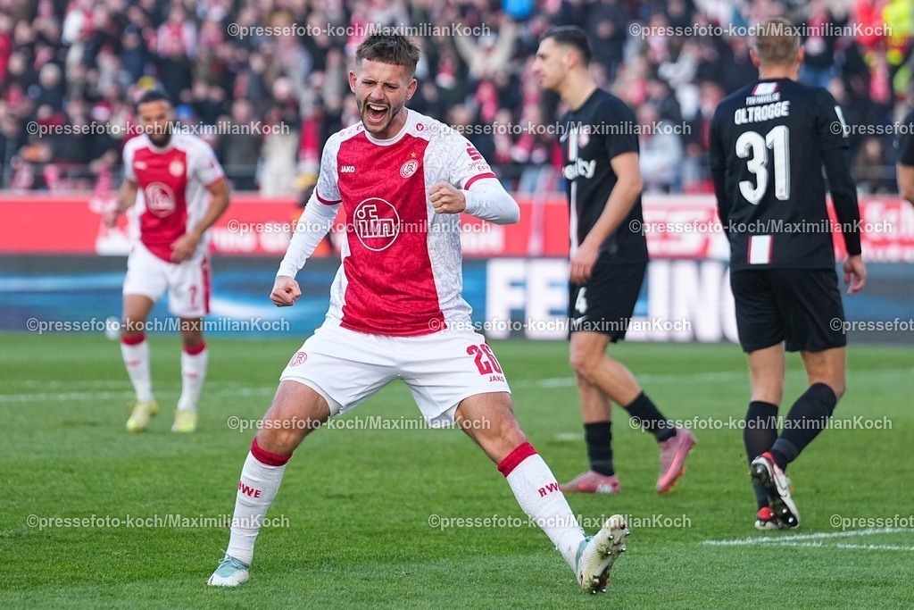 xYDRx24012601069 | 24.01.2026, xydrx, Fußball, 3.Liga, Rot-Weiss Essen - TSV Havelse, Saison 2025 2026, Stadion an der Hafenstraße: Torjubel nach dem Tor zum 4:1 für Rot-Weiss Essen durch Torschütze Torben Muesel (Rot-Weiss Essen #26)     DFB regulations prohibit any use of photographs as image sequences and or quasi-video. Photo: xYannisxDreimannxPressefotoKochx