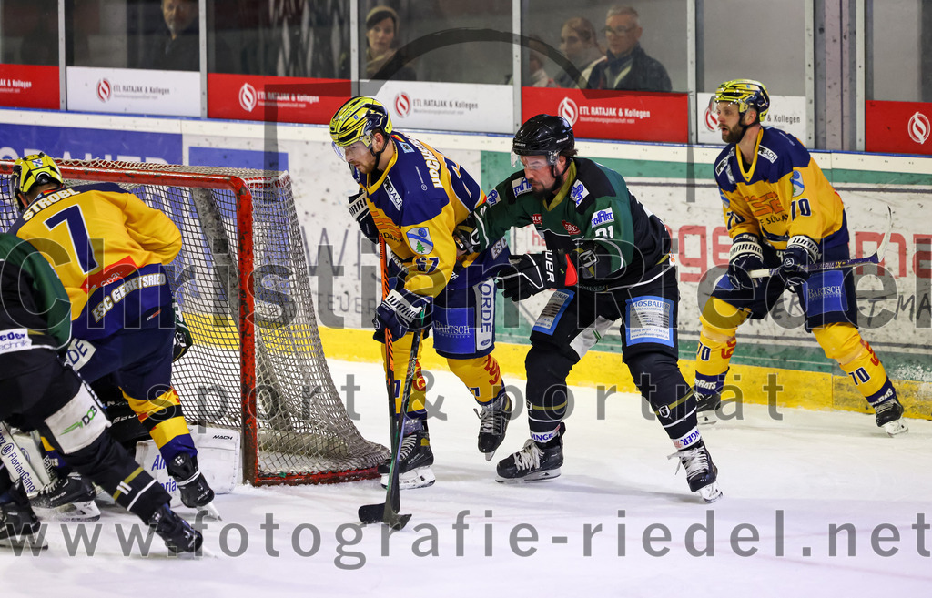 2022-10-30_098_TSV_Erding_gegen_ESC_Riverrats_Geretsried | Erding, Deutschland, 30.10.2022:
Eishockey, Bayernliga 2022 / 2023, 9. Spieltag, TSV Erding gegen ESC Riverrats Geretsried, Endergebnis: 3:5

Xaver Hochstraßer (ESC Riverrats Geretsried, #67), Rudolf Lorenz (Erding Gladiators, #91), Ondrej Horváth (ESC Riverrats Geretsried, #70)

Foto: Christian Riedel / fotografie-riedel.net