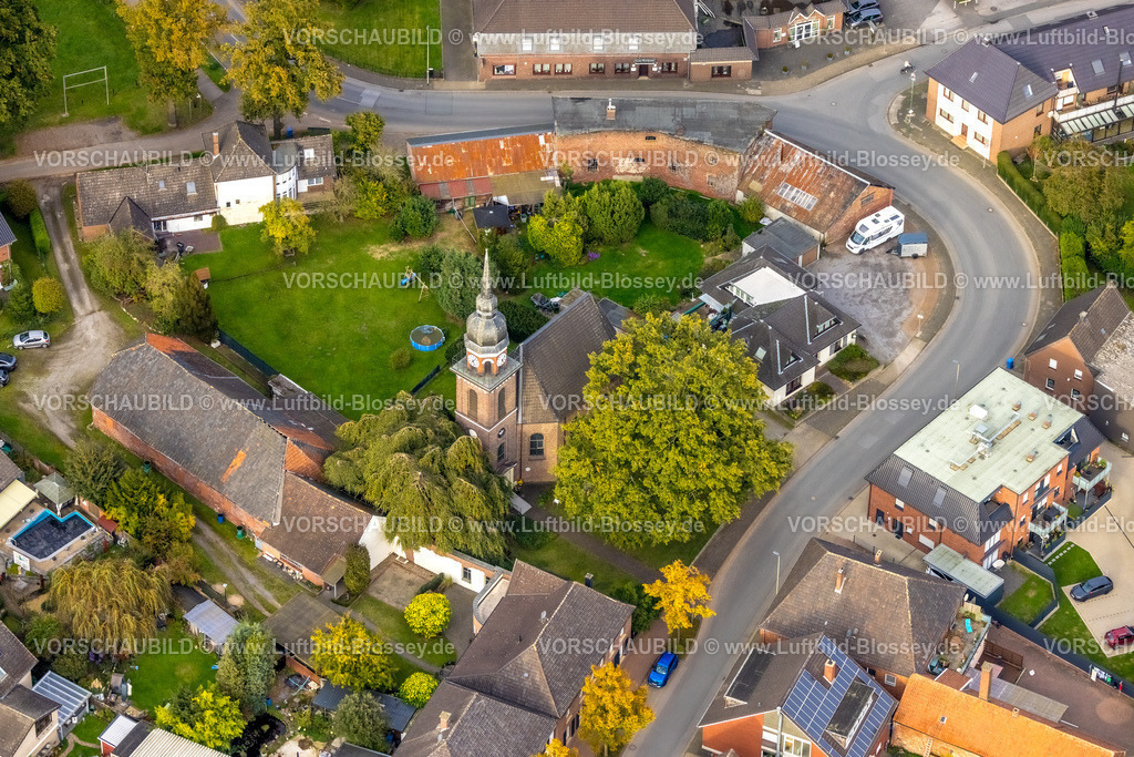 Hamminkeln241010915 | Luftbild, evangelische Kirche Ringenberg an der Hauptstraße, baufällige Häuser an grüner Wiese, Ringenberg, Hamminkeln, Niederrhein, Nordrhein-Westfalen, Deutschland