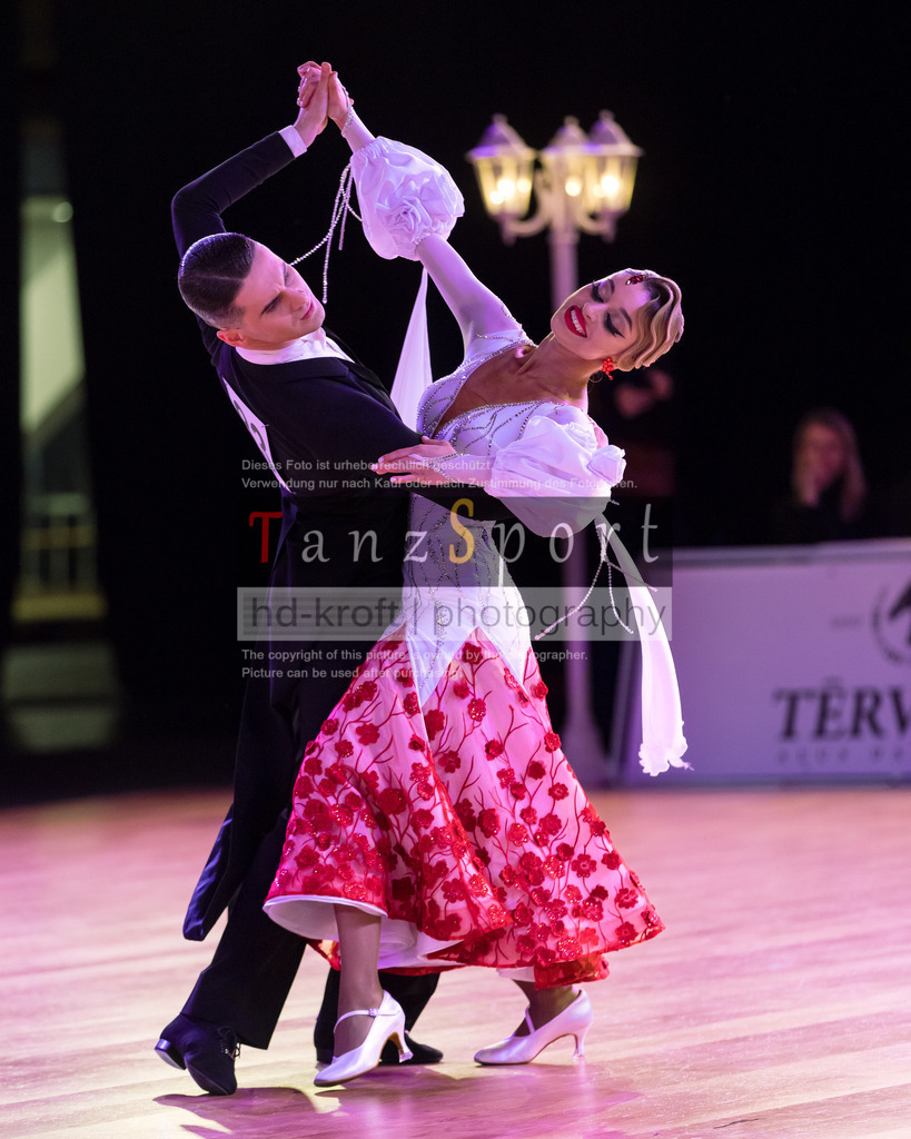 20241215_WDSF_Int_Open_Std-Riga-9779 | Tanzsportbilder, Standardtanz, Lateintanz, WDSF, DTV, LTVB, dancecomp, goc, hessen tanzt, blaues band der spree, walzer, tango, wiener walzer, slowfox, quickstepp, samba, rumba, cha-cha-cha, paso doble. jive, hd-kroft photography, turniertanzsport