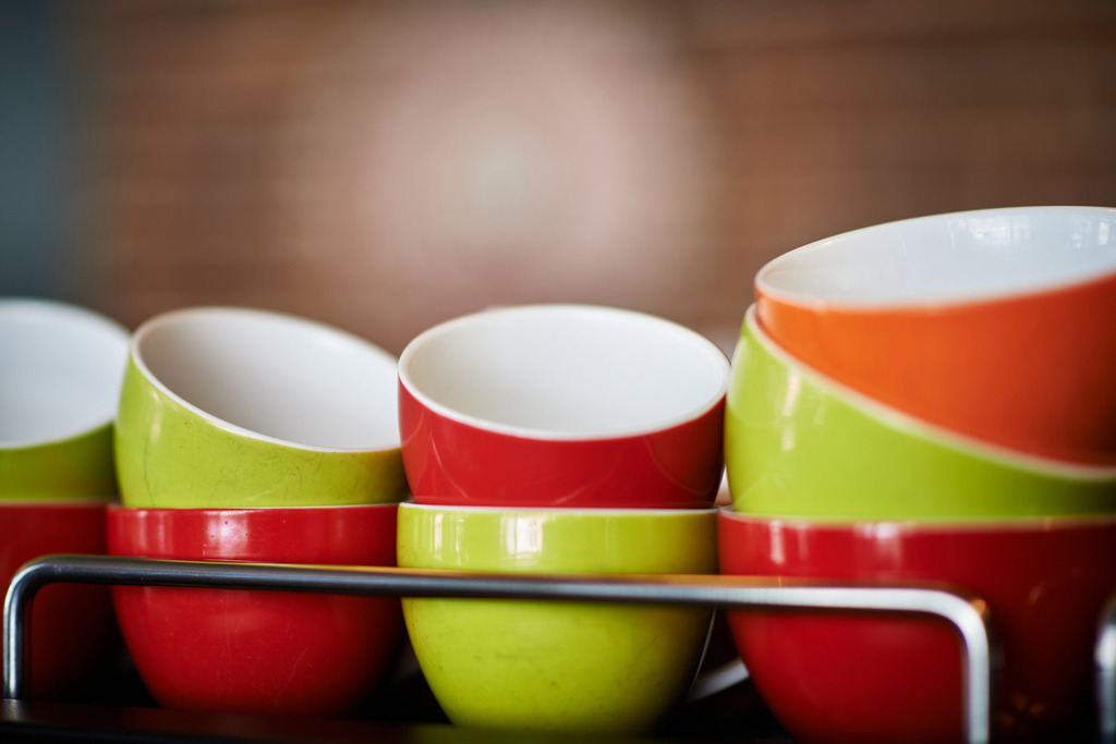 Cafebrennerei Franze | Wien, Austria - July 24, 2019: Cafebrennerei Franze am Kutschkermarkt, verschieden farbige Tassen auf der Kaffeemaschine. - Realisiert mit Pictrs.com