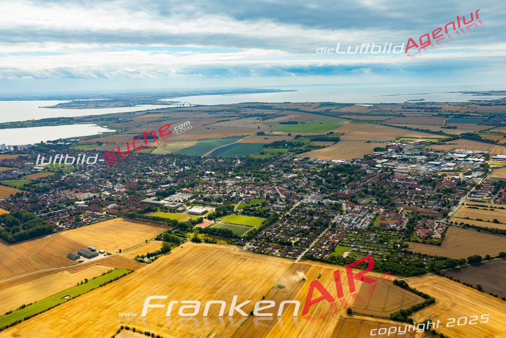 Aktuelles Luftbild von Burg auf Fehmarn Fehmarn - Die Luftaufnahme wurde 2022 mittels UL-Flugzeug erstellt ( keine Drohne ) - hochauflösende Kamera-Systeme von  Canon -Beste Qualität - Für grossformatige Ausdrucke geeignet. Die Geschenkidee !
