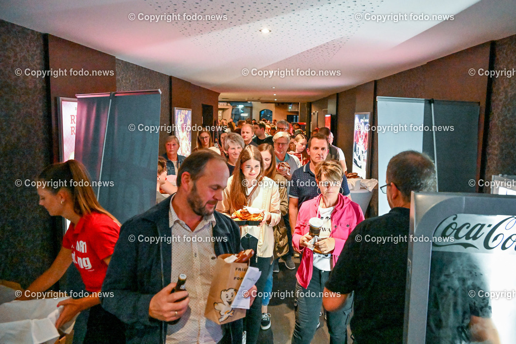 Wels_ Star Movie_ Rehragoutrendezvous_ 09.08.2023-19 | 09.08.2023, Wels, AUT, Star Movie, Kino, Rehragoutrendezvous, Kinopremiere, im Bild Kinobesucher stroemen in den Saal mit Brezen und Bier