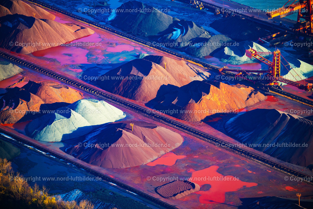 Hamburg_Hansaport_HHLA_ELS_2322231124 | HAMBURG 23.11.2024 Belade- Verladestation für Sande und Schüttgüter im Hafenbereich Hansaport und Müllverwertungseinrichtung MVR Müllverwertung am Rugenberger Damm im Ortsteil Altenwerder in Hamburg. Weiterführende Informationen bei: HPA Hamburg Port Authority,  Hansaport Hafenbetriebsgesellschaft mbH,  MVR Müllverwertung Rugenberger Damm GmbH & Co. KG. // Loading station for sand and bulk goods in the Hansaport port area and MVR waste recycling facility on Rugenberger Damm in the Altenwerder district of Hamburg. Further information at: HPA Hamburg Port Authority,  Hansaport Hafenbetriebsgesellschaft mbH,  MVR Muellverwertung Rugenberger Damm GmbH & Co. KG. Foto: Martin Elsen