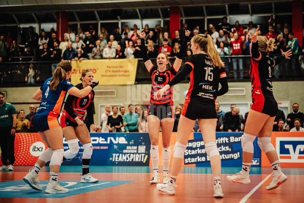Volleyball | Frauen | Saison 2025/2026 | Volleyball Bundesliga | ETV Hamburger Volksbank Volleys vs. Ladies in Black Aachen | 29.10.2025 | ETV jubelt, v.l. Sarah Stiriz (#4, ETV Hamburger Volksbank Volleys), Svea Frobel (#11, ETV Hamburger Volksbank Volleys), Hannah Ammerman (#12, ETV Hamburger Volksbank Volleys), Alexa Sophie Thaden (#15, ETV Hamburger Volksbank Volleys) und Luise Klein (#9, ETV Hamburger Volksbank Volleys)