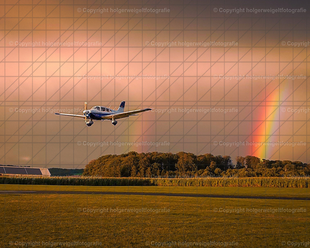 Landing | Flugzeug im Landeanflug auf dem Flugplatz Eichsfeld mit Regenbogen - Realisiert mit Pictrs.com