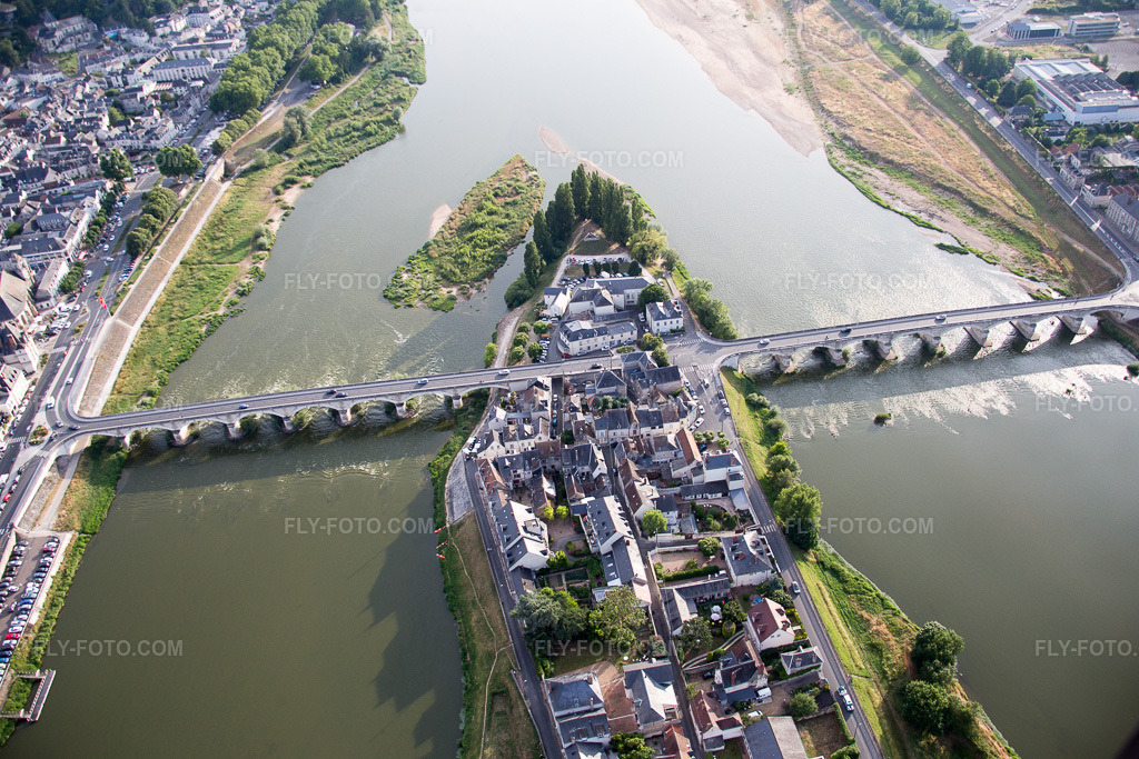 Aerial view: View of the town in Amboise in the state Indre et Loire, France.Photo: IMG_082361.jpg taken on 06/20/2015 by Werner Riehm/FLY-FOTO.comResolution of the original: 5472 x 3648 px