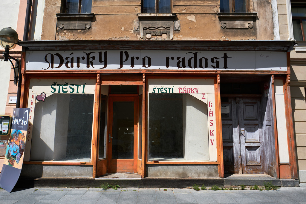 Leeres altes Geschäft mit Schaufenster | Budweis, Tschechoslowakei - June 16, 2022: Leeres altes Geschäft mit Schaufenster. - Realisiert mit Pictrs.com