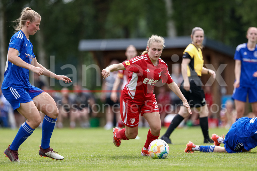 Fussball, Aufstiegsspiel Regionalliga Nord Frauen, SpVg Aurich - SSC Hagen Ahrensburg | v.li.: Rieke Ehlers (SSC Hagen Ahrensburg, 30) und Ana-Carolin Hoffmann (SpVg Aurich, 20) im Zweikampf, Duell, Dynamik, Aktion, Action, Spielszene