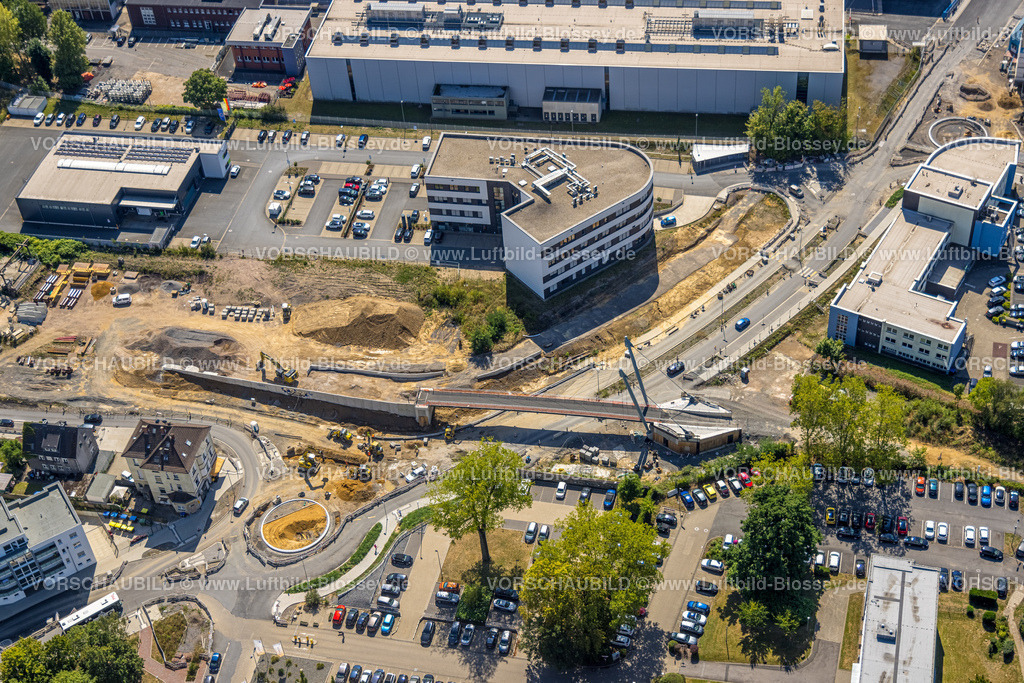 Witten220808735 | Luftbild, Baustelle und Sanierung der Pferdebachstraße mit Neubau der RadwegBrücke Rheinischer Esel, Ärztehaus Pferdebachstraße, Witten, Ruhrgebiet, Nordrhein-Westfalen, Deutschland