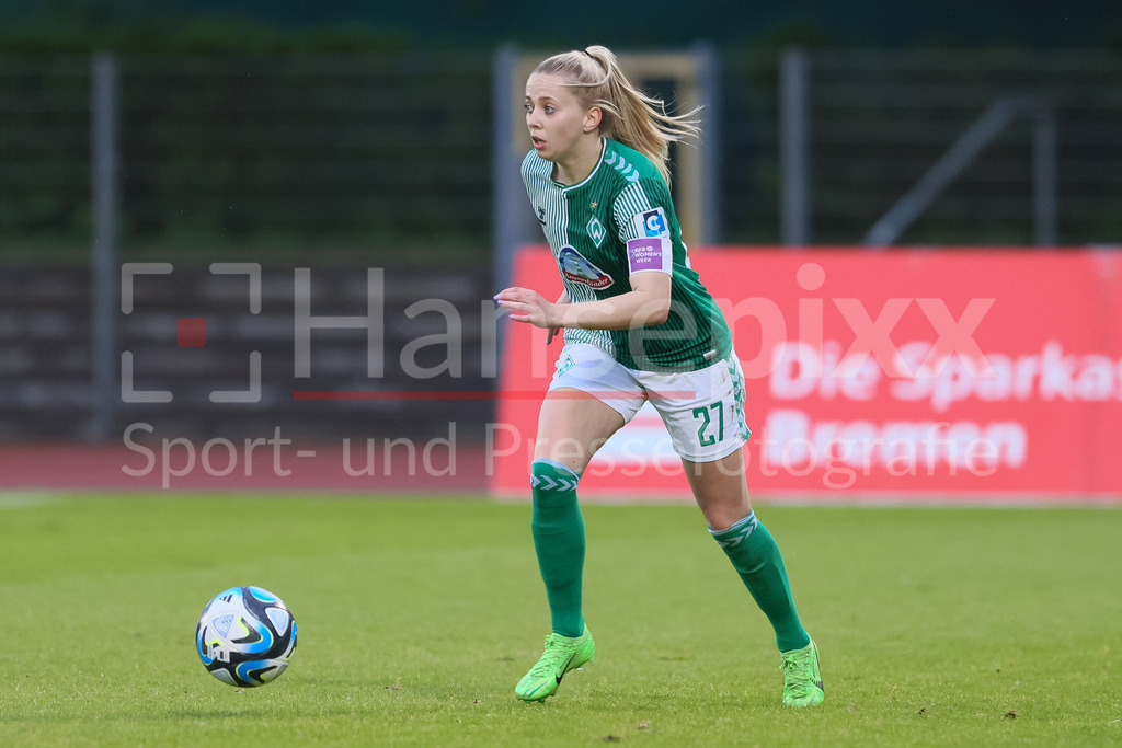 Fussball, Google Pixel Frauen-Bundesliga, SV Werder Bremen - MSV Duisburg | v.li.: Nina Lührßen (SV Werder Bremen, 27) am Ball, Freisteller, Einzelbild, Ganzkörper, Aktion, Action, Spielszene, DIE DFB-RICHTLINIEN UNTERSAGEN JEGLICHE NUTZUNG VON FOTOS ALS SEQUENZBILDER UND/ODER VIDEOÄHNLICHE FOTOSTRECKEN. DFB REGULATIONS PROHIBIT ANY USE OF PHOTOGRAPHS AS IMAGE SEQUENCES AND/OR QUASI-VIDEO.